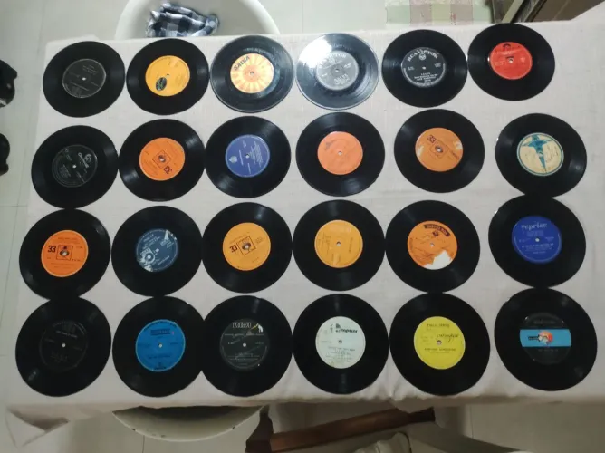 Lote A de compact disc com 24 unidades. Vintage anos 50/60/70