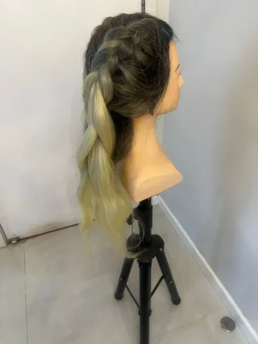 Cabeça de boneca para treino de penteados