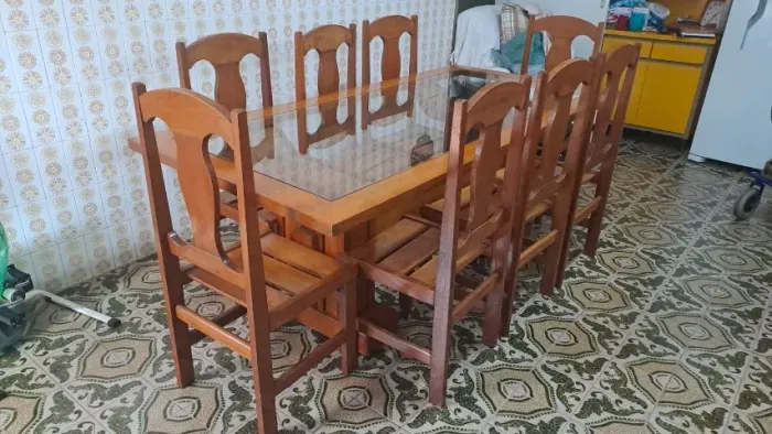 Mesa de jantar com 8 cadeiras, em madeira maciça com tampo em madeira e vidro, tudo em óti