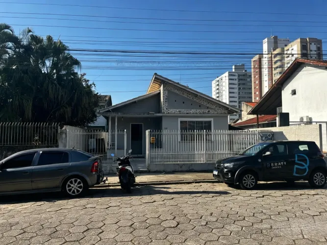 Casa Residencial/Comercial com Piscina e Edícula à Venda no Jardim Atlântico - Florianópol