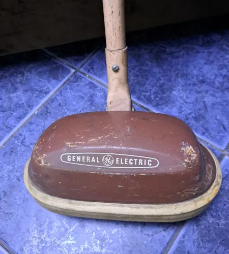 Enceradeira antiga GENERAL ELECTRIC 127Volts funcionando perfeitamente com duas escovas 