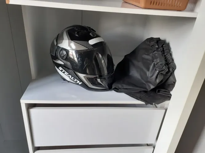 Vendo capacete e calça de chuva