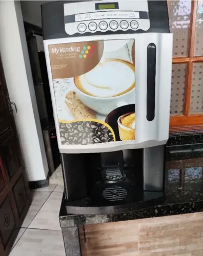 Máquina de Café Automática Profissional Vending - Seminova