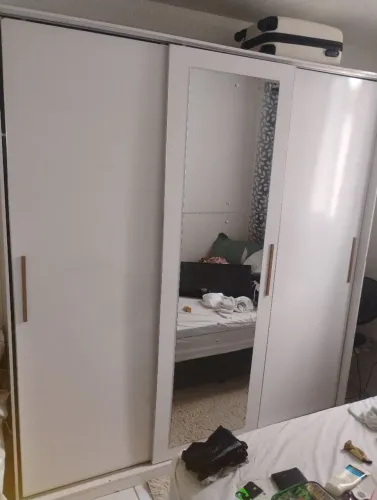 Vendo-se guarda roupa 3 portas, 2 Gavetas.