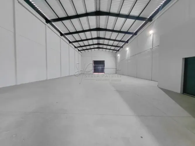 Galpão comercial de 610m² com 04 banheiros para locação - Vila Brasil