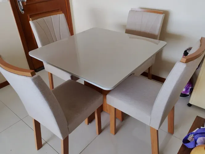 Mesa 4 cadeiras e tampo de vidro