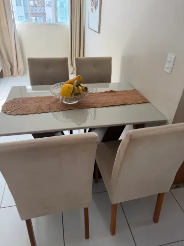 Mesa tampo de vidro, com 4 cadeiras