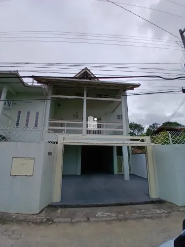 CASA 01 DORMITÓRIO /2 VAGAS NO BAIRRO RIO TAVARES