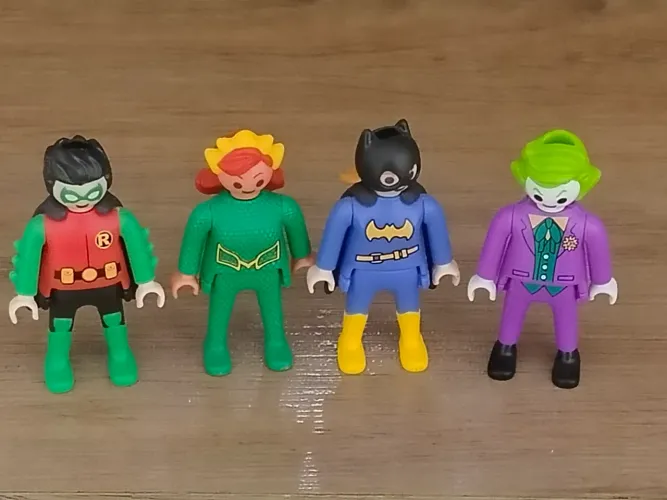 Coleção com 4 Miniaturas Kinder Ovo da Liga da Justiça DC