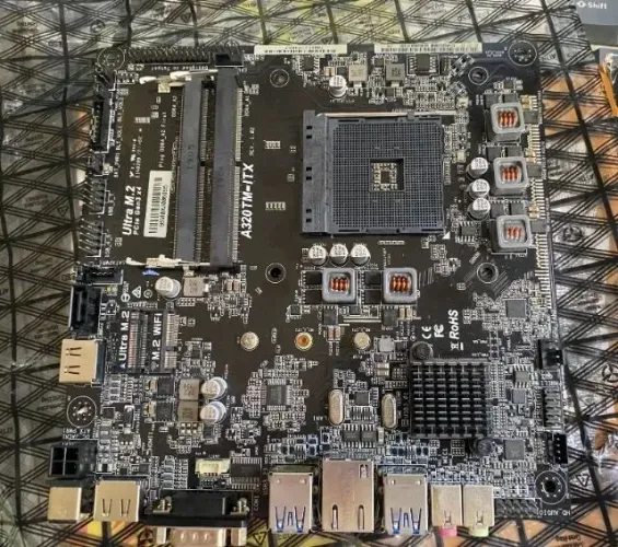 Placa Mãe compacta (Thin Mini-ITX): ASRock A320TM-ITX (AM4 - Fonte de notebook 19V)