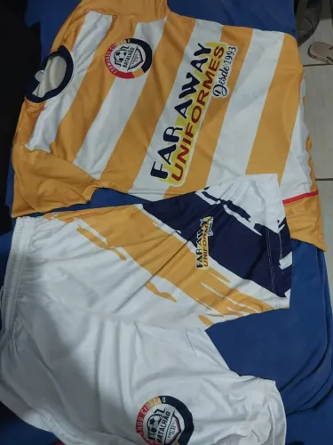 Jogo de uniformes branco com amarelo e goleiro roxo