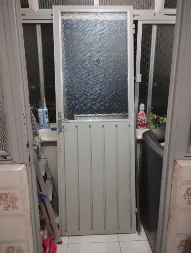 Porta de aço com fechadura e chave, Tam. 2,10 x 0,60
