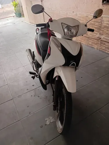 Moto em ótimo estado pouco uso dois pneus novos partidas eletrica