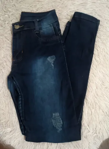 Calça semi nova ,tem q trocar o zíper 