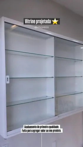 Vitrine com portas e prateleiras de vidro