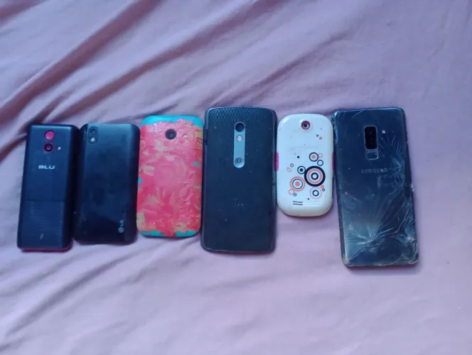 Lote com 6 celulares para retirada de peças