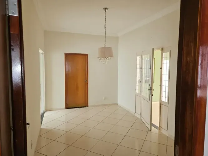 Térrea para venda tem 200 metros quadrados com 3 quartos em Jardim Cuiabá - Cuiabá - MT