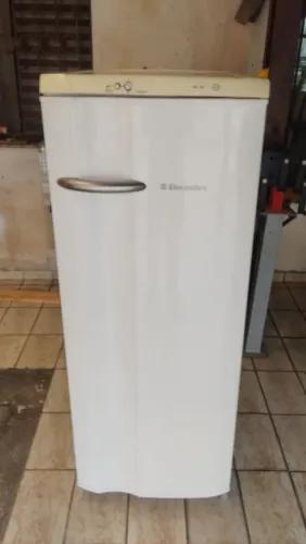 Refrigerador ELECTROLUX 240L total, por R$800,00