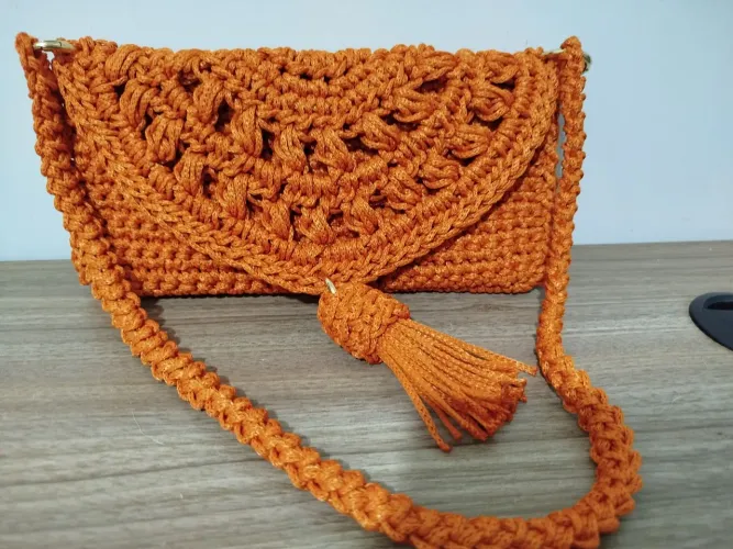 Bolsa de crochê em fio de malha