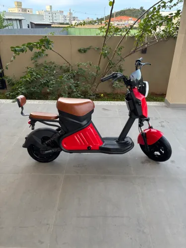 Moto elétrica vermelha 1000W