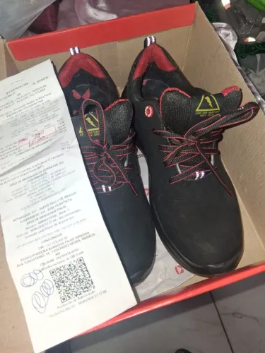 Vendo Tênis de segurança S/B preto Impermeável comp c/c Eletricista Marca : BRACOL