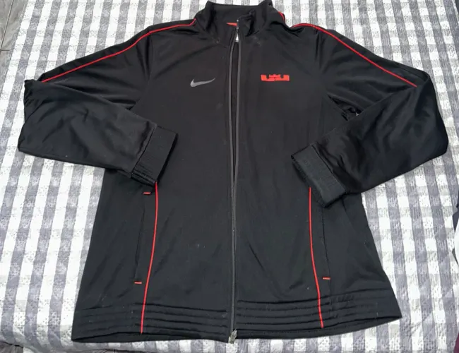 jaqueta esportiva preta da Nike da linha LeBron James