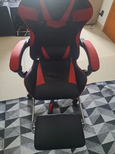 Cadeira Gamer com apoio para os pés.