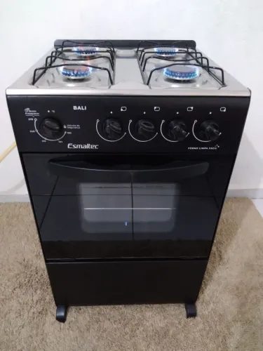 Vendo fogão " ESMALTEC " 6 MESES DE USO " O FORNO ESTÁ NOVO "