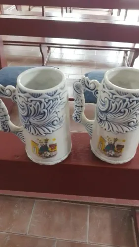 Caneca antiga , com relevo