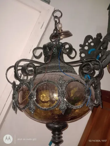 Lustre de alumínio antigo.