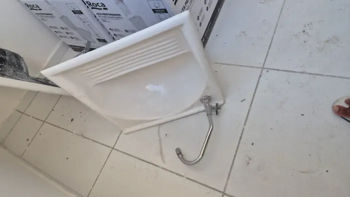 Vendo pia de banheiro com torneira e mais um tanque os dois  novos.