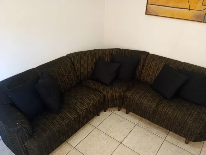 Vendo sofá,bom estado ,dou as almofadas .