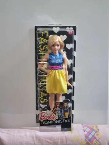 Barbie Fashionistas #22 Chambray Chic Curvy