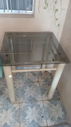 Mesa com vidro.