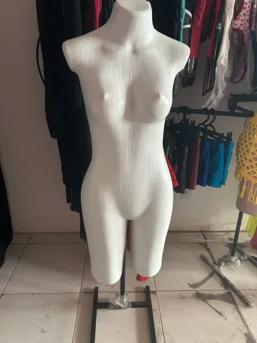 Manequim feminino + pedestal regulável