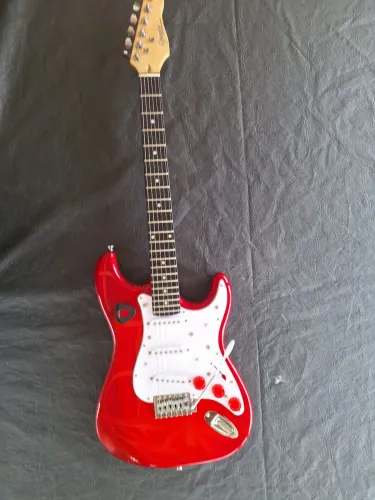 Guitarra Giannini Standard Series vermelha revisada e regulada