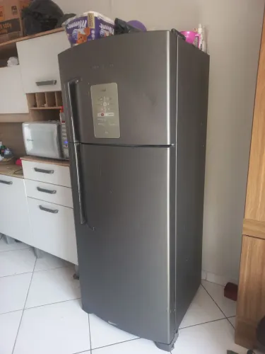 Geladeira Brastemp funcionando direitinho acabei de trocar gás tá na garantia 800 reais