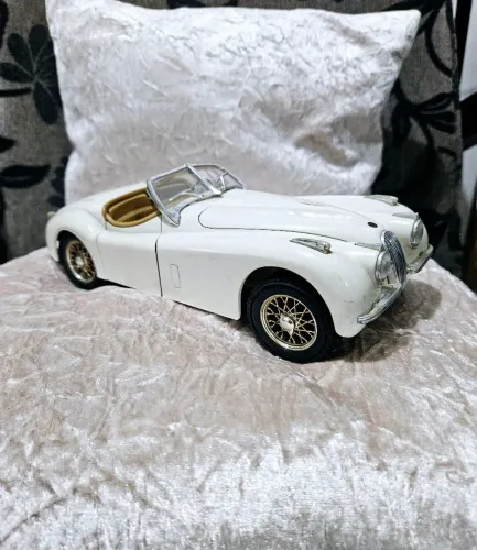 Jaguar XK120 Roadster 1:18 Branca - Portas e Capô Abertos