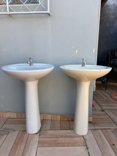 2 pias com coluna e torneira