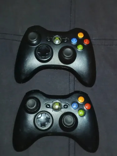 Par de Controles Originais Microsoft Xbox 360 preto sem fio 
