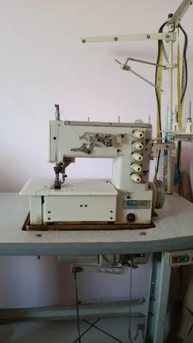 Máquina de costura industrial galoneira