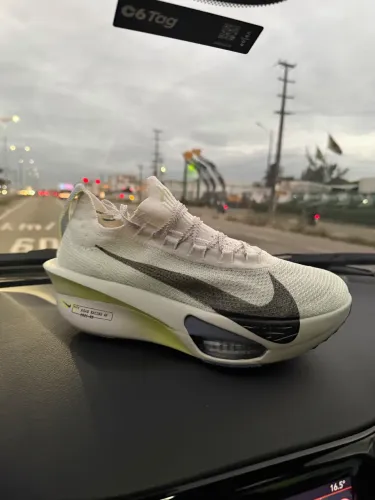 Nike Alphafly 3 . 1:1