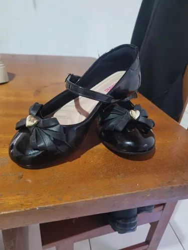 2 pares de sapatos semi novos.