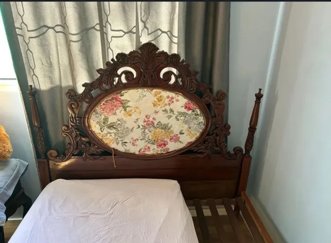 Cama antiga entalhada Madeira 
