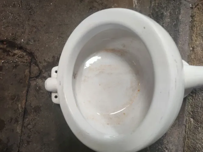 Bacia de banheiro masculino 