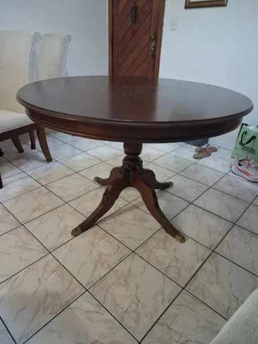 Mesa de madeira antiga com 4 cadeiras