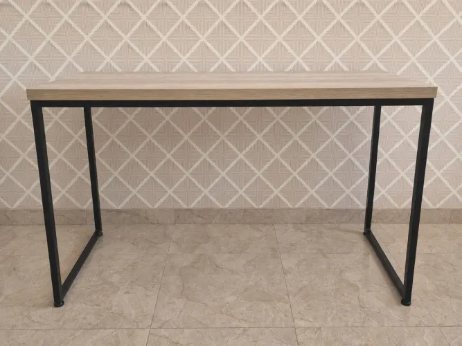 Mesa de madeira com pé de ferro