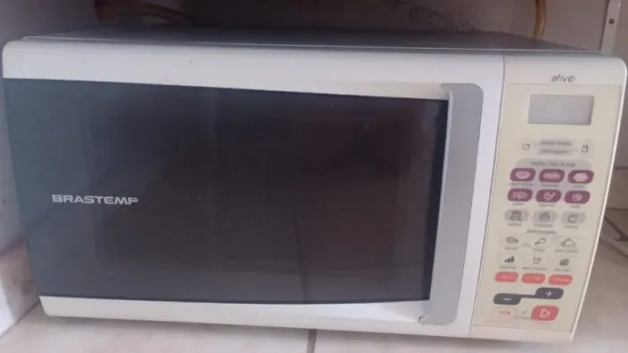 microondas grande funcionando certinho sem defeitos 30 litros 127 w 