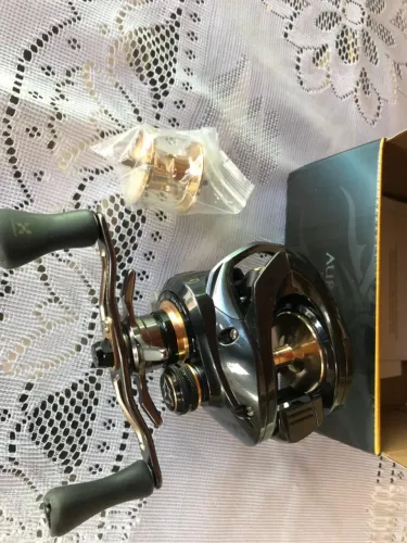 Carretilha Histar Aurora Metal Edition dois carreteis manivela esquerda