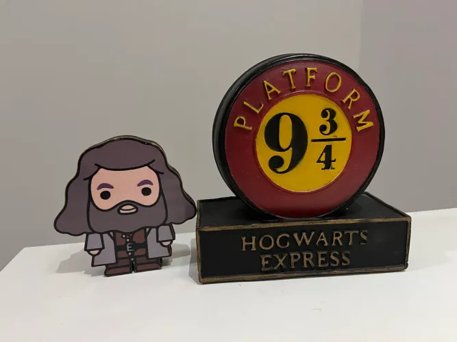 Cofre Plataforma 9 3/4 e bonequinho do Hagrid